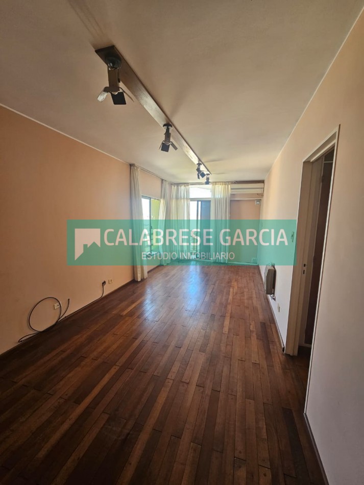 Piso en zona centro tres dormitorios , dos baños , dos cocheras techadas !