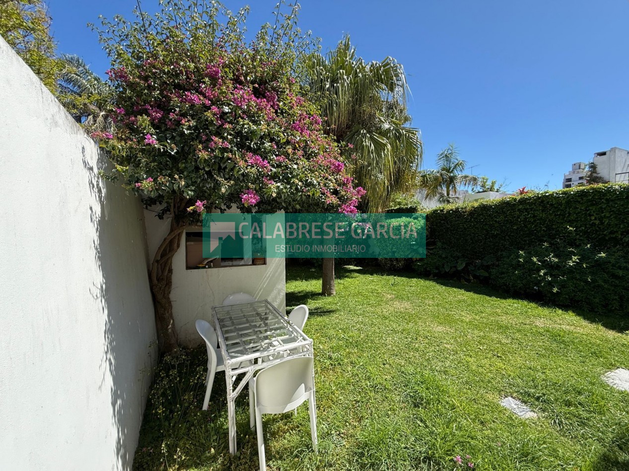 En venta casa zona centro parque , cochera, patio verde !
