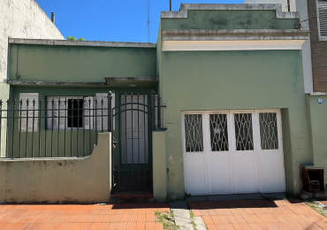 En venta dos propiedades casa un dormitorio mas departamento de un dormitorio .Cochera . Zona centro !