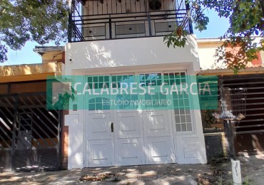 En alquiler duplex dos dormitorios , cochera, patio verde, churrasquera !