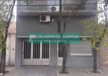 SE VENDE CASA ZONA CENTRO CON COCHERA Y JARDIN VERDE